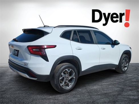 Certified 2025 Chevrolet Trax LT image 3