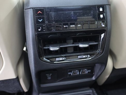 Used 2023 Jeep Grand Cherokee L Limited w/ Luxury Tech Group II AWD/4WD image 40
