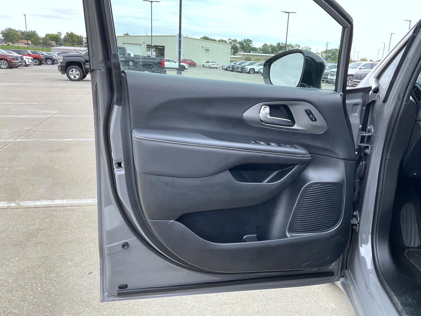Used 2025 Chrysler Pacifica Select FWD image 12