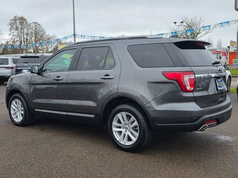 Used 2018 Ford Explorer XLT image 2