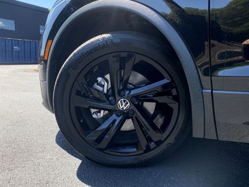 Used 2023 Volkswagen Tiguan SE R-Line image 18