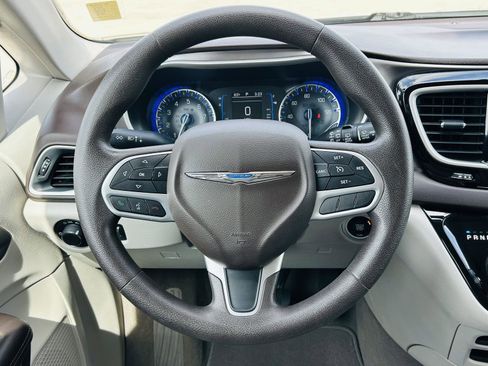 Used 2017 Chrysler Pacifica Touring w/ Tire & Wheel Group image 12