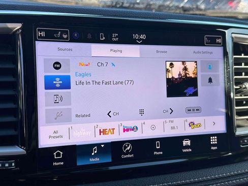 Used 2024 Chrysler Pacifica Touring-L image 23