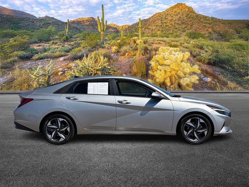 Used 2023 Hyundai Elantra SEL w/ Convenience Package image 3