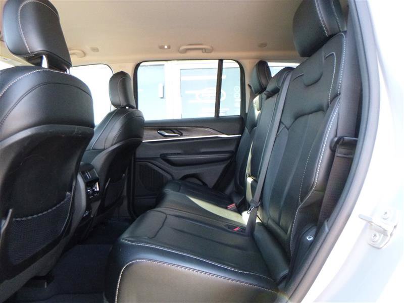 Used 2023 Jeep Grand Cherokee Limited AWD/4WD image 6