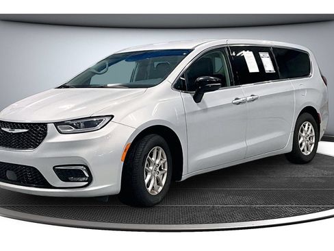 Used 2024 Chrysler Pacifica Touring-L FWD image 15