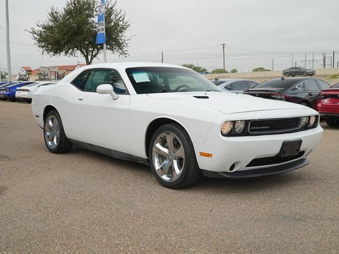 Used 2014 Dodge Challenger SXT w/ Super Sport Group (SS/T) image 3