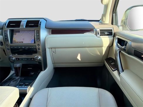 Used 2018 Lexus GX 460 image 17