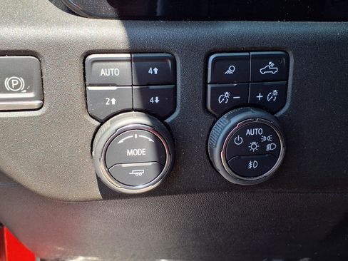 Used 2024 Chevrolet Silverado 2500 LTZ w/ LTZ Convenience Package image 19