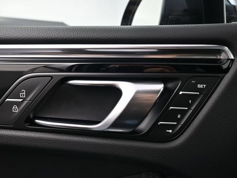 Used 2026 Porsche Macan AWD/4WD image 18