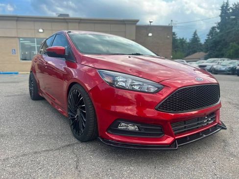 Used 2018 Ford Focus ST FWD image 3