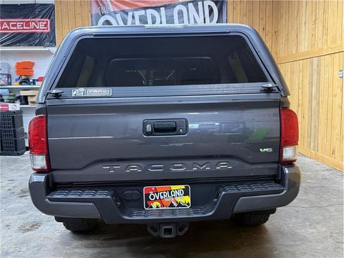 Used 2017 Toyota Tacoma TRD Off-Road AWD/4WD image 8