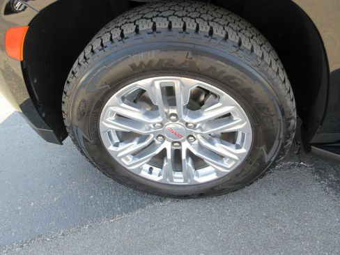 Certified 2022 GMC Yukon XL SLT w/ SLT Premium Package AWD/4WD image 15