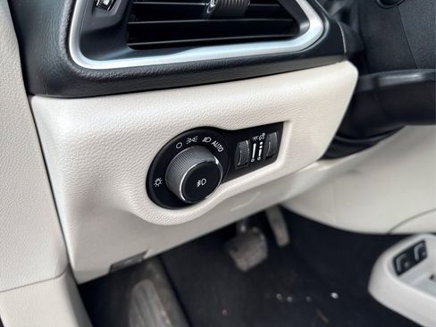 Used 2017 Chrysler Pacifica Touring-L image 36