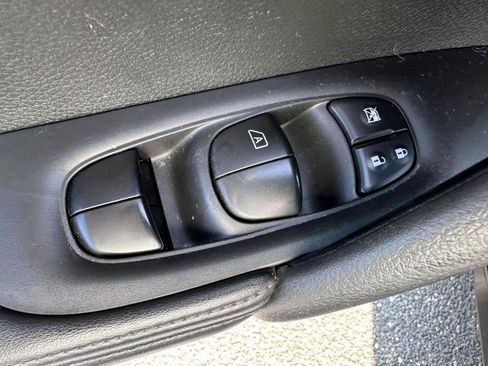 Used 2018 Nissan Rogue SL w/ Premium Package AWD/4WD image 9