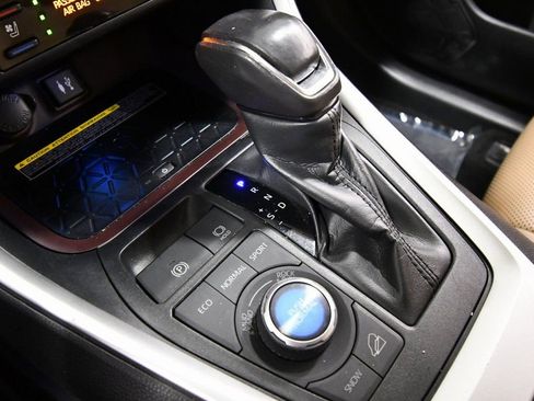 Used 2019 Toyota RAV4 Limited image 28