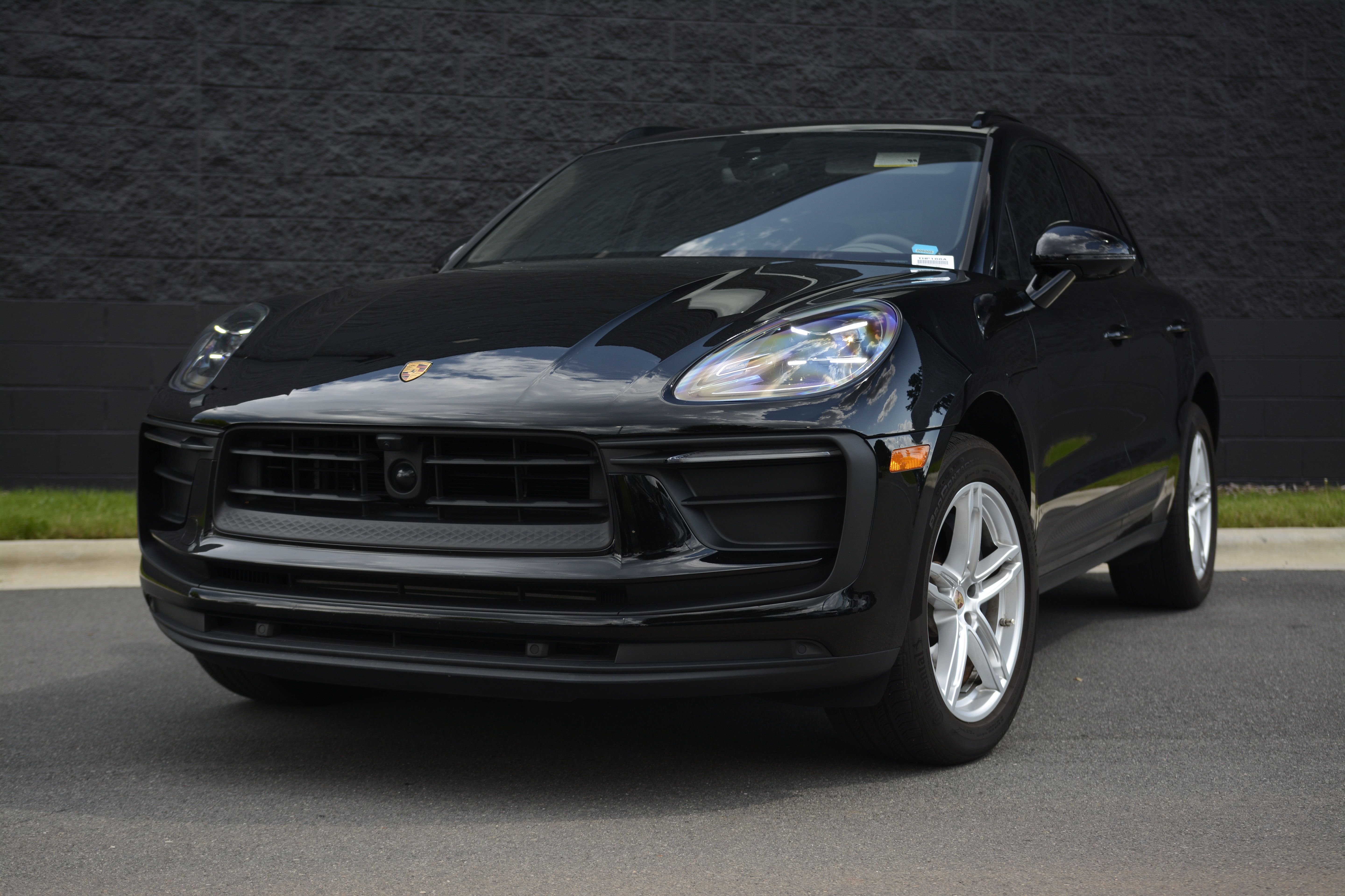 Certified 2023 Porsche Macan AWD/4WD image 1