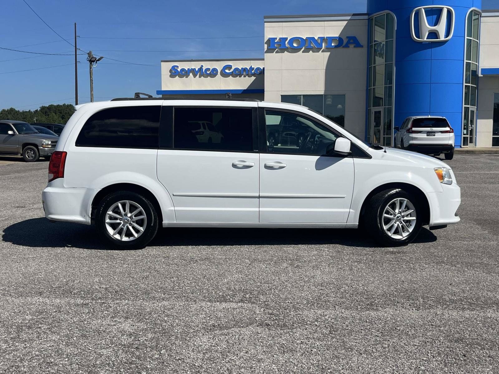 Used 2014 Dodge Grand Caravan SXT FWD image 2
