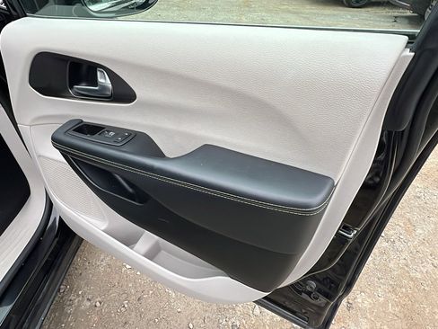 Used 2024 Chrysler Pacifica Touring-L image 18