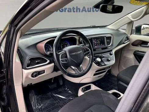 Used 2023 Chrysler Voyager LX FWD image 18
