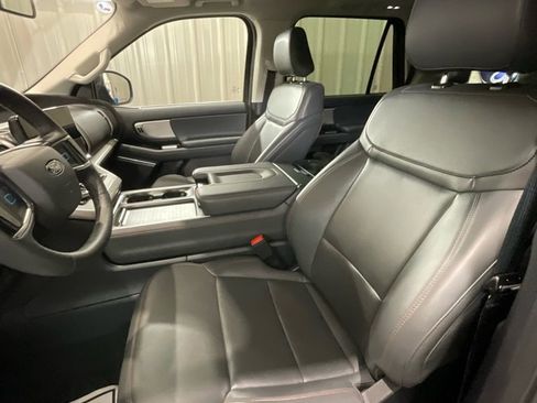 Used 2025 Ford Expedition Active image 10
