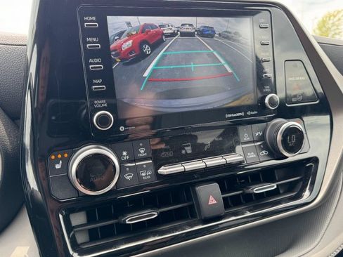 Used 2021 Toyota Highlander XLE AWD/4WD image 21