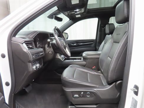 Used 2021 GMC Yukon XL Denali w/ Denali Premium Package image 7