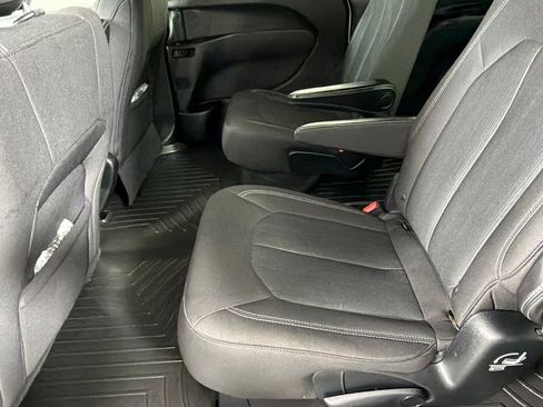 Used 2018 Chrysler Pacifica Touring Plus w/ S Appearance Package FWD image 17