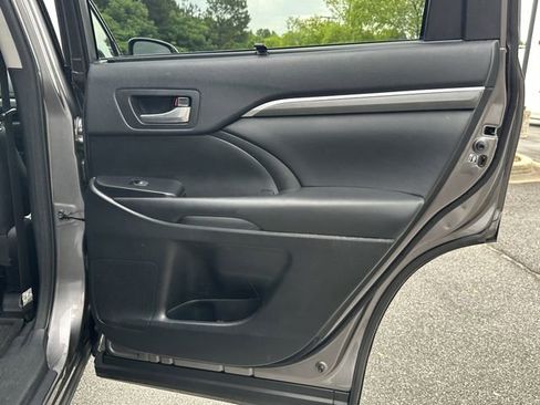 Used 2018 Toyota Highlander SE FWD image 18