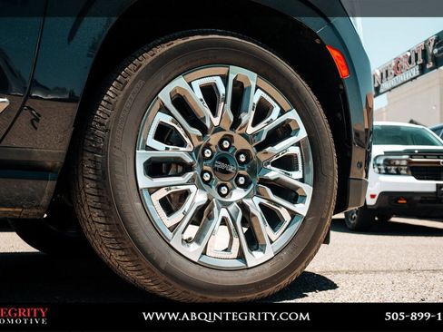 Used 2023 GMC Yukon XL Denali Ultimate AWD/4WD image 11