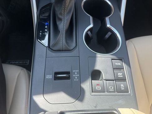 Used 2025 Toyota Highlander XLE AWD/4WD image 32