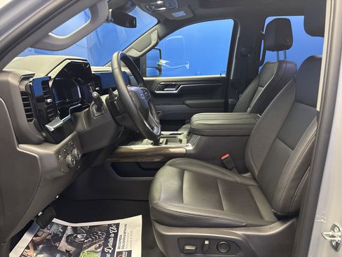 Used 2024 Chevrolet Silverado 1500 LT Trail Boss w/ Convenience Package II AWD/4WD image 12