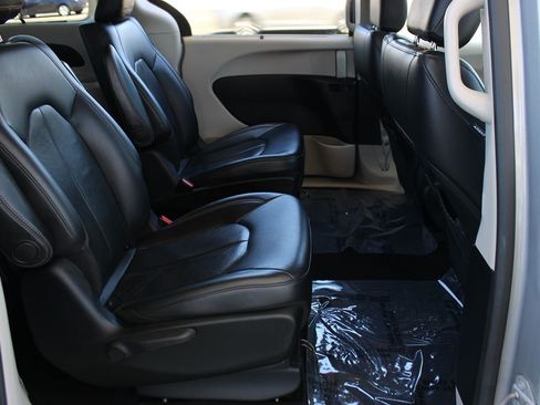 Used 2017 Chrysler Pacifica Premium image 30