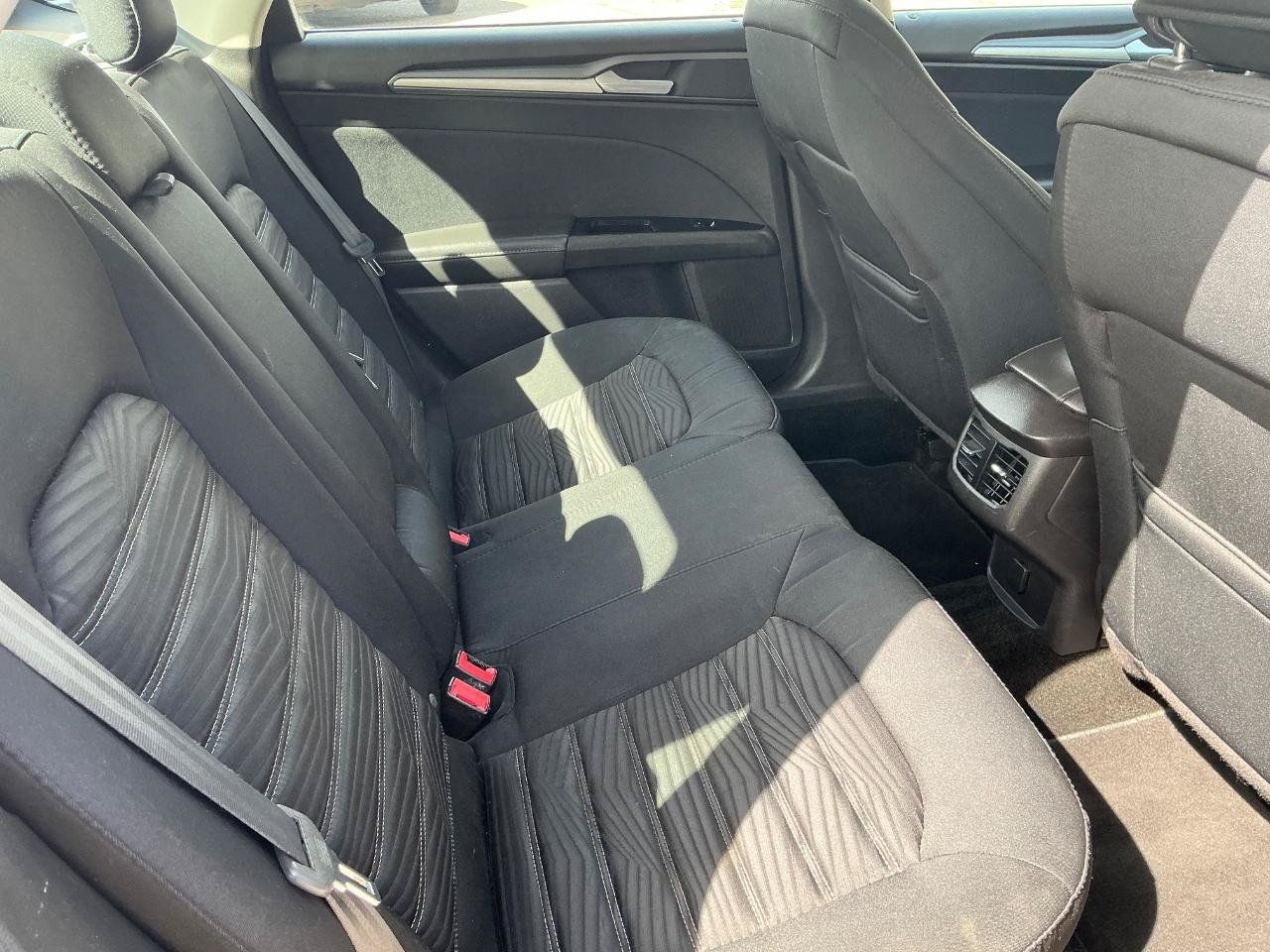 Used 2016 Ford Fusion SE FWD image 12