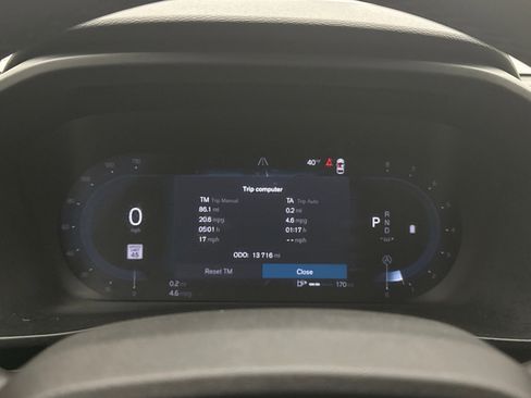 Used 2025 Volvo XC40 B5 Core image 9