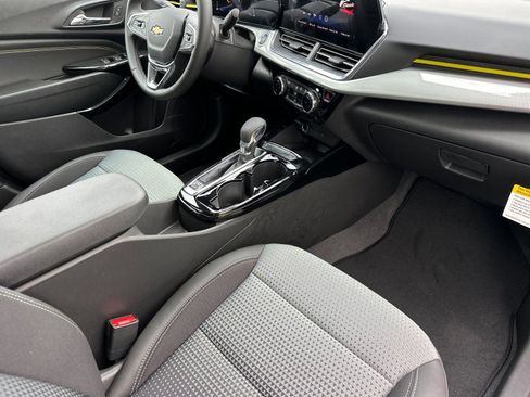 Used 2026 Chevrolet Trax LT w/ Sunroof Package FWD image 17
