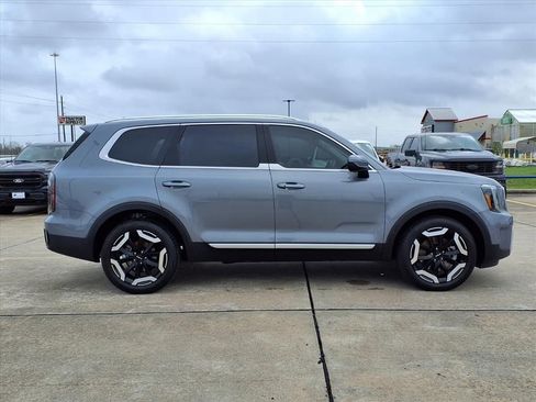 Used 2025 Kia Telluride EX w/ EX Captain's Chair Package image 8