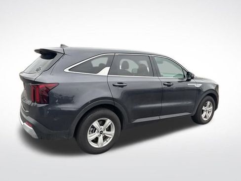 Used 2025 Kia Sorento LX image 4