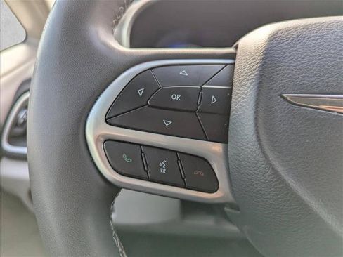 Used 2024 Chrysler Pacifica Touring-L FWD image 12