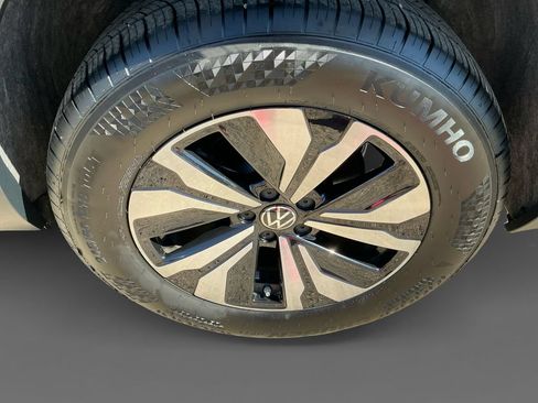 Used 2025 Volkswagen Atlas Cross Sport SE AWD/4WD image 14