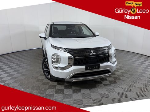 Used 2024 Mitsubishi Outlander SE image 1