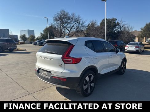 Used 2022 Volvo XC40 T5 Momentum image 5