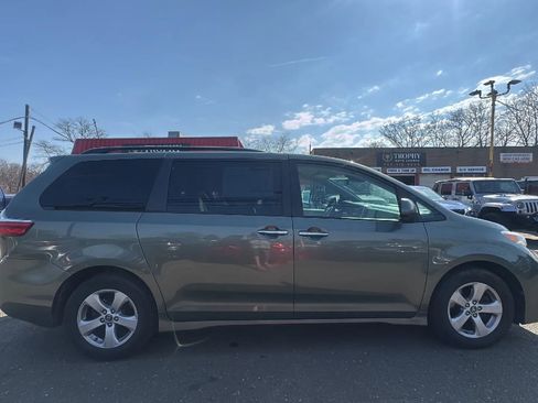 Used 2019 Toyota Sienna LE w/ LE Preferred Package image 4