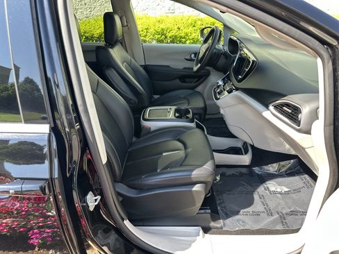 Used 2024 Chrysler Pacifica Touring-L FWD image 21