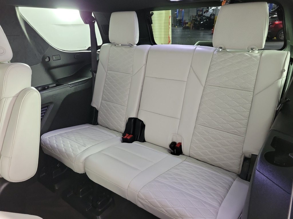 Used 2025 Cadillac Escalade Sport Platinum w/ LPO, ONYX Package AWD/4WD image 12