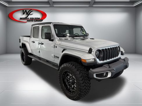 Used 2024 Jeep Gladiator Sport AWD/4WD image 3