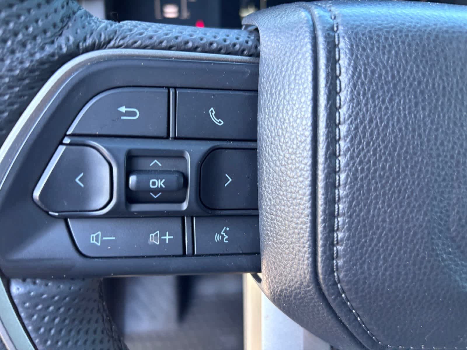Used 2025 Toyota Tacoma SR5 AWD/4WD image 17