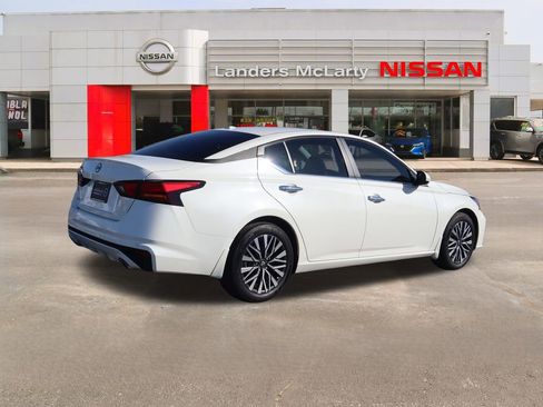 Used 2025 Nissan Altima 2.5 SV w/ SV Premium Package image 3