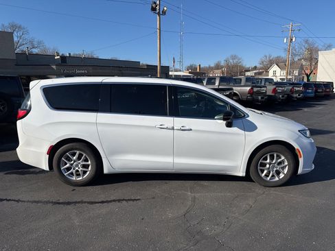 Used 2024 Chrysler Pacifica Touring-L image 8