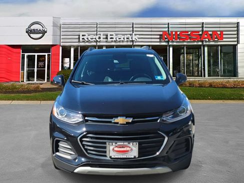 Used 2020 Chevrolet Trax LT w/ LT Convenience Package FWD image 2